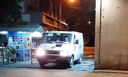 Nguoi nuoc ngoai roi tu chung cu 22 tang xuong dat, thiet mang