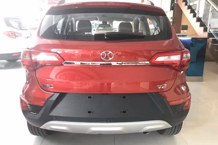 Bên cạnh đó, các chi tiết ngoại thất được nhấn nhá khá giống với một số mẫu xe nổi tiếng hiện nay như; cụm đèn hậu thiết kế lớn, sử dụng công nghệ LED và Halogen. Gương chiếu hậu tích hợp dải đèn LED báo rẽ có thiết kế khá giống trên xe Mercedes-Benz. Mâm xe 6 chấu kích thước 16 inch, lốp 205/50. Phanh đĩa được trang bị tiêu chuẩn cho 4 bánh.