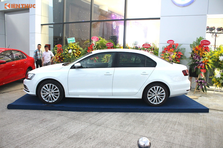Tại thị trường ôtô Việt Nam, Jetta của Volkswagen khi ra mắt vào năm 2017 có mức giá 990 triệu đồng. Tuy nhiên trong tháng 4/2018 này, giá xe chỉ còn 899 triệu đồng - rẻ hơn đối thủ cùng phân khúc như Toyota Corolla Altis 2.0V Sport, và ngang ngửa giá của Honda Civic 1.5L.