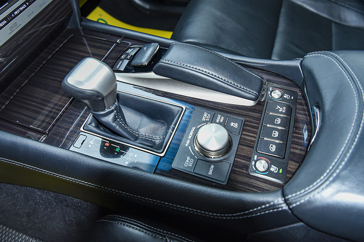 Trung tâm khoang cabin có màn hình 12,3 inch, hệ thống điều hoà 2 vùng độc lập, đầu đĩa. Cụm điều khiển trung tâm có núm xoay chuyển chế độ lái Eco, Comfort, Sport/Sport+, cụm phím nâng/hạ hệ thống rèm phía sau, khay để cốc... hệ thống âm thanh 19 loa Mark Levison.