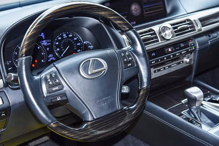 Về mẫu sedan hạng sang Lexus LS 460L, xe được trang bị khối động cơ hút khí tự nhiên V8, dung tích 4.6L cho công suất 386 mã lực và mô-men xoắn cực đại 497Nm. Xe có khả năng tăng tốc từ 0 - 100 km/h trong 5,4 giây. Ngoài ra, Lexus LS 460L còn được trang bị hộp số tự động 8 cấp.