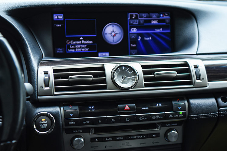 Nội thất xe được bọc da cao cấp màu đen. Không gian hàng ghế thứ 2 cực kì rộng rãi với 3 chỗ ngồi. Bệ tỳ tay trung tâm tích hợp nhiều tính năng tiện ích như điều hoà 2 vùng độc lập, chỉnh điện ghế ngồi, nâng/hạ rèm che nắng, kích hoạt làm mát, sưởi ghế,...