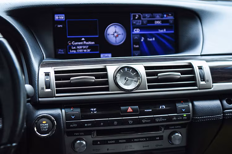 Nội thất xe được bọc da cao cấp màu đen. Không gian hàng ghế thứ 2 cực kì rộng rãi với 3 chỗ ngồi. Bệ tỳ tay trung tâm tích hợp nhiều tính năng tiện ích như điều hoà 2 vùng độc lập, chỉnh điện ghế ngồi, nâng/hạ rèm che nắng, kích hoạt làm mát, sưởi ghế,...