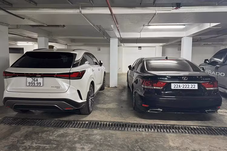 Tuy nhiên, điều quan trọng nhất là chiếc biển số 22A-222.22 này trong lần đấu giá thứ 2 đã được chủ nhân thanh toán đầy đủ số tiền cần thiết, đồng nghĩa siêu biển có nhiều con số 2 nhất Việt Nam đã tìm được dân chơi biển thực thụ và lúc này, cộng đồng mạng cũng như những người yêu số đẹp đã rất tò mò, không biết vị đại gia này sẽ đăng ký biển số 22A-222.22 cho chiếc xe ôtô nào.