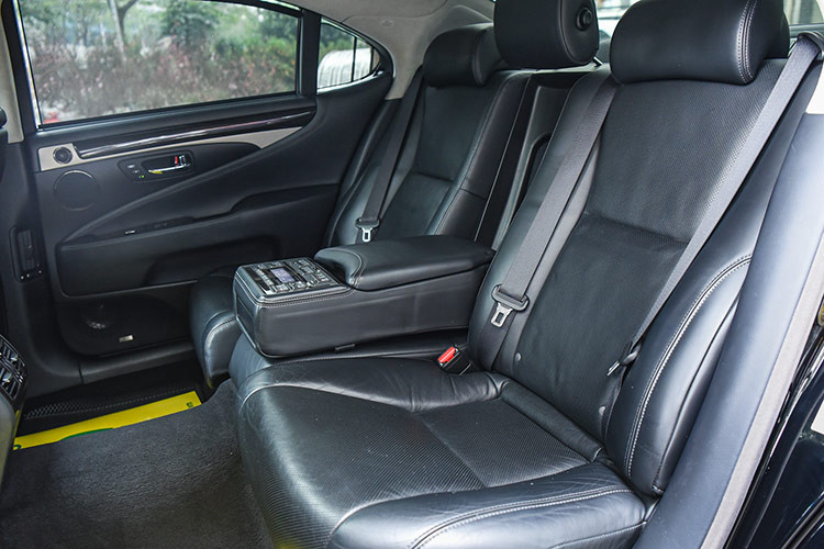 Những trang bị nổi bật ở khoang trước bao gồm ghế lái và ghế phụ chỉnh điện đa hướng nhớ 3 vị trí, tích hợp làm mát, sưởi. Vô-lăng 3 chấu bọc da, ốp gỗ, tích hợp nhiều phím chức năng hỗ trợ người lái. Phía sau vô-lăng có cụm đồng hồ kết hợp giữa analog và điện tử.