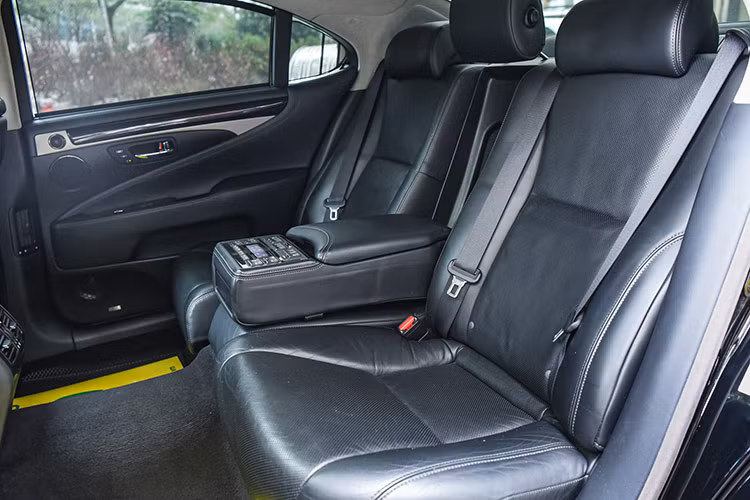 Những trang bị nổi bật ở khoang trước bao gồm ghế lái và ghế phụ chỉnh điện đa hướng nhớ 3 vị trí, tích hợp làm mát, sưởi. Vô-lăng 3 chấu bọc da, ốp gỗ, tích hợp nhiều phím chức năng hỗ trợ người lái. Phía sau vô-lăng có cụm đồng hồ kết hợp giữa analog và điện tử.