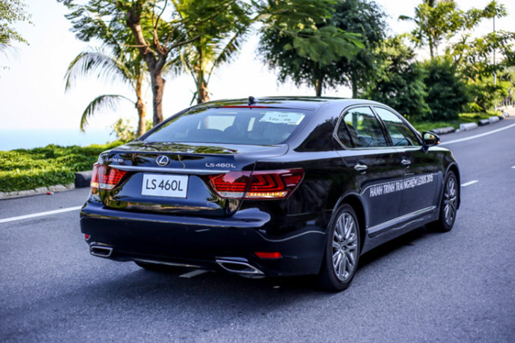 Ngoại hình của chiếc LS460L với lưới tản nhiệt hình con suốt quen thuộc của Lexus, đèn pha là 3 bóng bi cỡ lớn, đèn định LED. Mâm xe 19 inch 7 chấu kép, cụm đèn hậu dạng LED hình chữ L cách điệu.