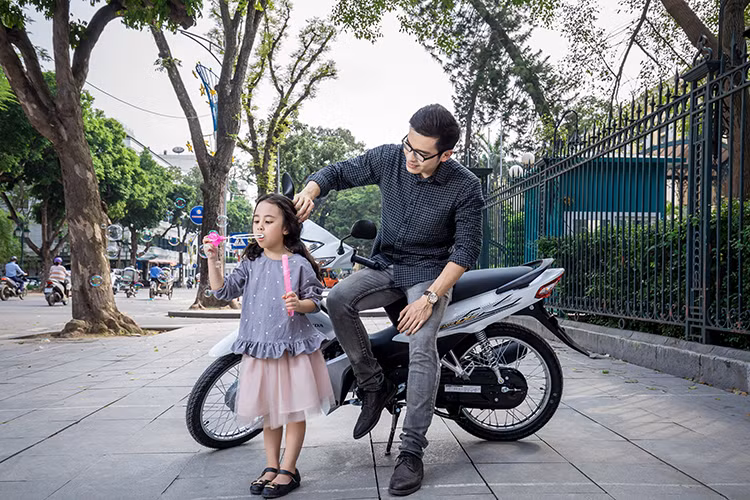 Tại thị trường Việt Nam, Honda Wave Alpha 110 mới được bán ra với 5 màu sắc là trắng, đỏ, xanh ngọc, xanh, trắng và đen với giá đề xuất được Honda Việt Nam công bố là 17,79 triệu đồng đi kèm chế độ bảo hành 3 năm/30.000 km. Có mặt tại thị trường xe máy từ năm 2002. Sau gần 15 năm có mặt trên thị trường, doanh số cộng dồn của mẫu xe số phổ thông này đã đạt hơn 4,3 triệu chiếc.