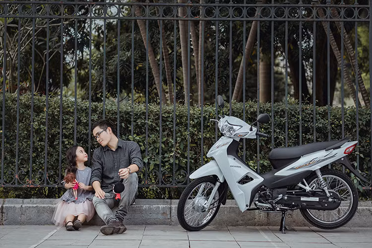 Trên mẫu Wave Alpha 110 hệ thống xả mới giúp xe đạt tiêu chuẩn khí thải Euro 3, đi cùng với đó là động cơ xi-lanh đơn SOHC 4 số tròn làm mát bằng không khí có dung tích 100 cc đã được nâng dung tích lên 110 cc - ngang với các dòng xe số phổ thông khác của Honda hiện nay như Super Dream 110 hay Blade 110. So với phiên bản 100, chiếc xe cũng mạnh hơn 17% và tiết kiệm xăng hơn 10%.