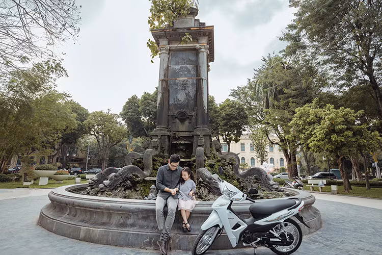 Ngoài ra, xe còn được trang bị ổ khóa đa năng "3 trong 1". Ổ khóa được thiết kế hiện đại bao gồm khóa điện, khóa cổ và khóa từ, dễ sử dụng và chống gỉ sét. Với tiện ích này, khách hàng có thể an tâm hơn với nguy cơ chiếc xe của mình có thể bị đánh cắp hoặc phá hoại ổ khóa. Là một mẫu xe số nhưng cốp chứa đồ của xe khá rộng rãi, nó giúp người dùng có thể chứa những vật dụng cá nhân cần thiết khi đi đường.