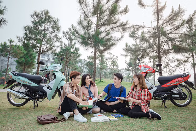 Kiểu dáng xe thanh thoát với phần mặt nạ liền khối yếm xe, mang lại sự thon gọn đặc trưng khi nhìn từ phía trước. Chắn bùn trước được kéo dài hơn so với mẫu xe trước giúp nâng cao khả năng chắn bùn bẩn, đặc biệt khi đi trên các đoạn đường lầy lội hay ngập nước. Ngoài ra, đuôi tay lái được thiết kế thon gọn hơn, làm tăng cảm giác thanh thoát và gọn gàng cho xe, đồng thời vẫn kiểm soát tốt độ rung lắc của tay lái.