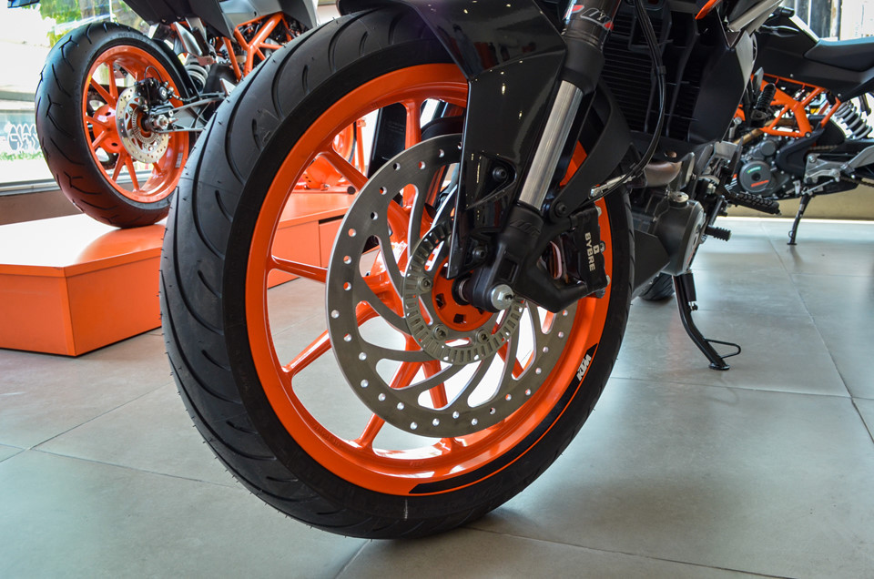 Hãng xe nước Áo trang bị phuộc trước dạng up-side-down và monosock phía sau. Tại triển lãm EICMA 2017, hãng xe máy KTM tự tin công bố giảm xóc mới mang lại trải nghiệm tốt và ổn định hơn.