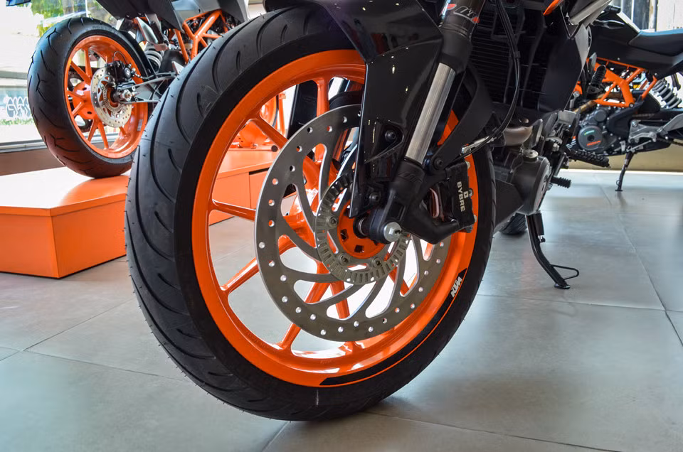 Hãng xe nước Áo trang bị phuộc trước dạng up-side-down và monosock phía sau. Tại triển lãm EICMA 2017, hãng xe máy KTM tự tin công bố giảm xóc mới mang lại trải nghiệm tốt và ổn định hơn.