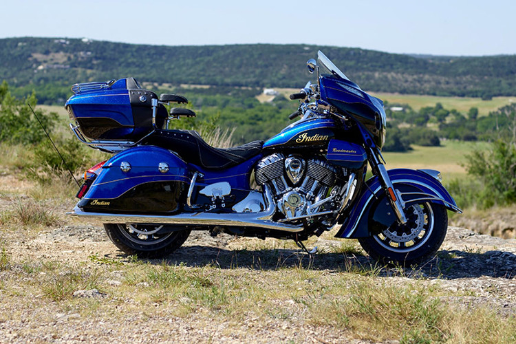 Ngay từ cái nhìn đầu tiên, Roadmaster Elite đã gây ấn tượng mạnh so với các phiên bản thường bởi màu sơn kết hợp giữa các màu sắc. Tuy nhiên, điểm nổi bật nhất ở màu sơn này đó là các dòng chữ và đường kẻ chỉ trên thân xe và logo đã được Indian dát vàng 24 karat.