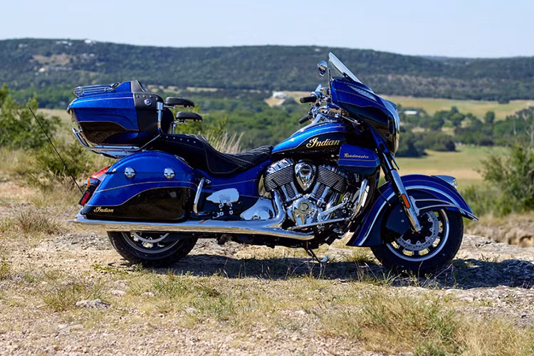 Ngay từ cái nhìn đầu tiên, Roadmaster Elite đã gây ấn tượng mạnh so với các phiên bản thường bởi màu sơn kết hợp giữa các màu sắc. Tuy nhiên, điểm nổi bật nhất ở màu sơn này đó là các dòng chữ và đường kẻ chỉ trên thân xe và logo đã được Indian dát vàng 24 karat.