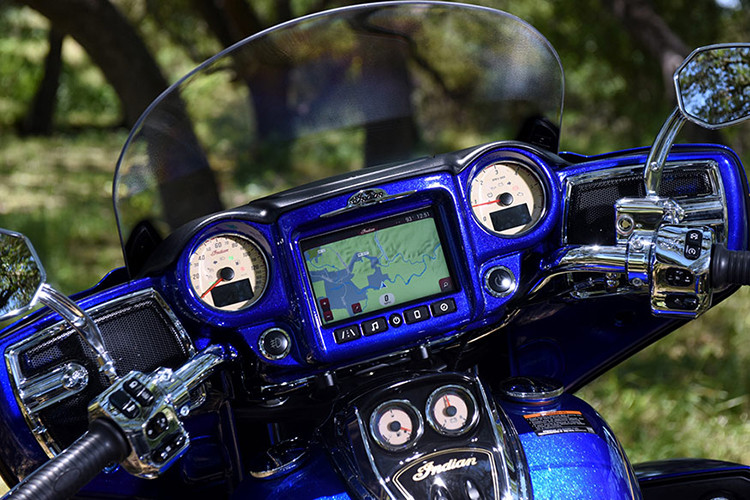 Loa được lắp đặt trong fairing, cốp xe và yên xe, khiến chiếc xe trở nên to hơn so với mẫu Roadmaster tiêu chuẩn. Hệ thống điều khiển của Roadmaster Elite limited edition 2019 tích hợp tất cả thông tin và kết nối với điện thoại thông minh của người lái bằng Bluetooth, bao gồm cả điều hướng và truy cập trạng thái xe.