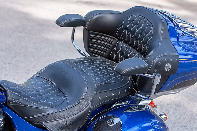 Sự bóng bẩy của Indian Roadmaster Elite còn được nhấn mạnh bởi các chi tiết mạ chrome bóng lộn, cũng như bàn để chân và gương bằng nhôm đánh bóng. Người ngồi phía sau chiếc xe sẽ cảm thấy thoải mái hơn bởi ghế sau được thiết kế theo dạng sofa, tích hợp sẵn gác tay có thể gấp gọn.