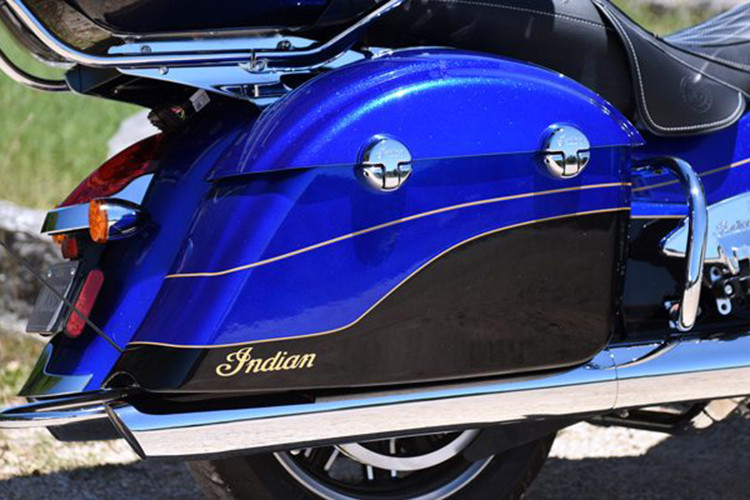 Những tiện ích của Roadmaster Elite bao gồm yên xe Touring với hai lớp bọc da chính hãng được sưởi ấm riêng cho người lái và hành khách sau, tay cầm sưởi ấm, khởi động không cần chìa khóa, tùy chỉnh kính chắn gió bằng nút nhấn và hệ thống đèn LED chiếu sáng cả ban ngày. Cốp xe có đủ không gian cho hai mũ bảo hiểm fullface, tổng dung tích tới 140L.