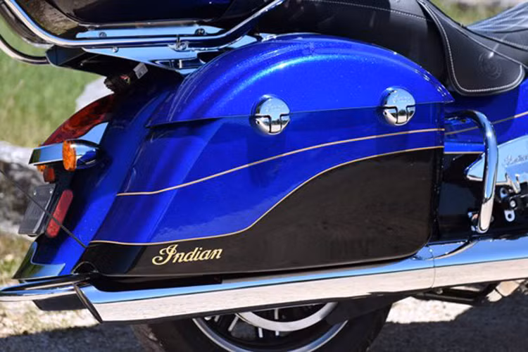 Những tiện ích của Roadmaster Elite bao gồm yên xe Touring với hai lớp bọc da chính hãng được sưởi ấm riêng cho người lái và hành khách sau, tay cầm sưởi ấm, khởi động không cần chìa khóa, tùy chỉnh kính chắn gió bằng nút nhấn và hệ thống đèn LED chiếu sáng cả ban ngày. Cốp xe có đủ không gian cho hai mũ bảo hiểm fullface, tổng dung tích tới 140L.