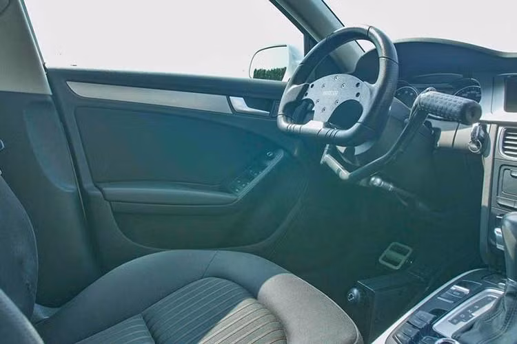 Ngoài cụm bàn đạp trên, bên cạnh vô-lăng xuất hiện thêm một cần gạt có tác dụng như bàn đạp phanh, hay nói đúng hơn là người lái sẽ phanh bằng tay thay vì bằng chân. Đáng chú ý, các thử nghiệm trong một thời gian dài đã cho thấy việc lái xe FitCar đã giúp cơ thể đốt cháy được 300 calo cho khoảng 30 phút "đạp xe".