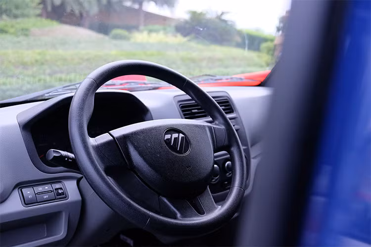 Bên trong nội thất, Foton đã trang bị sẵn cho dòng xe tải nhỏ này hệ thống điều hòa hai chiều, dàn âm thanh hỗ trợ kết nối USB bên cạnh Radio FM và cửa sổ trời. Các ghế ngồi được bọc giả da chần chỉ tương phản khá "nịnh mắt", trong khi cửa kính vẫn sử dụng tay quay cổ điển.