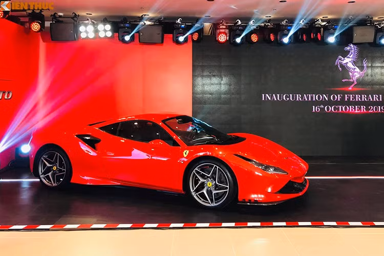 Theo tính toán, để sở hữu siêu phẩm Ferrari F8 Tributo và hoàn tất các thủ tục giấy tờ, biển số, địa gia siêu xe Cường Đô la sẽ phải chi ra không dưới 30 tỷ đồng. Nếu sớm lấy xe, anh cũng là người đầu tiên tại Việt Nam sở hữu siêu phẩm hàng khủng mới nhất này.