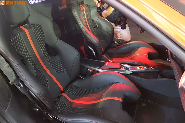 Ferrari F8 Tributo 2020 mới vẫn tiếp tục gắn bó với động cơ V8 3.9L tăng áp kép biturbo mang mã F154 của người tiền nhiệm 488 GTB, động cơ này cho công suất tối đa 720 mã lực có được tại 8.000 vòng/ phút và mô-men xoắn cực đại 770 Nm tại dải vòng tua từ 3.250 vòng/ phút tương đương 488 Pista, nhưng +50 mã lực và +10 Nm so với 488 GTB tiêu chuẩn.