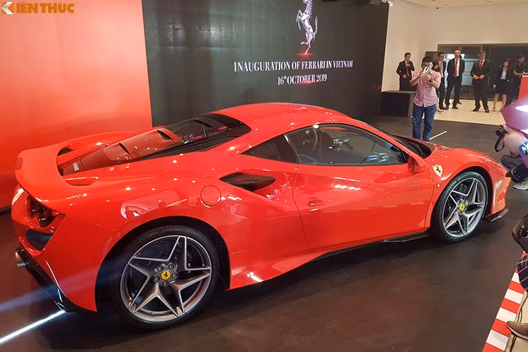 Thiết kế của Ferrari luôn mang một vẻ đẹp “sexy” ở mọi thời đại. Mặc dù được đổi mới toàn diện về thiết kế nhưng tổng thể của siêu xe Ferrari F8 Tributo vẫn có mối liên hệ với dòng 488 GTB, chứ không khác biệt kiểu “một trời, một vực”. Những ai yêu Ferrari chắc chắn sẽ nhận ra khi xem cận cảnh mẫu siêu xe này.