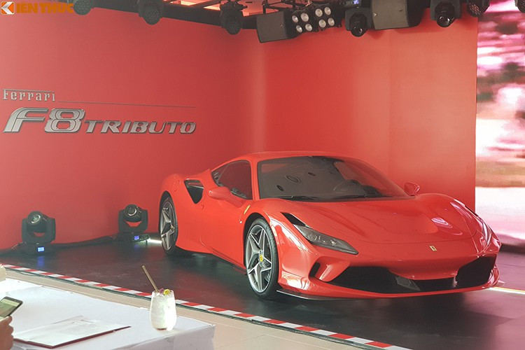 Hiện thông tin Cường Đô la đặt hàng Ferrari F8 Tributo khiến không ít người choáng ngợp. Trước đó, khi ra mắt đại lý siêu xe đã qua sử dụng Ferrari chính hãng tại Việt Nam, mẫu xe Ferrari F8 Tributo cũng được mang về Việt Nam theo diện tạm nhập tái xuất để trưng bày.
