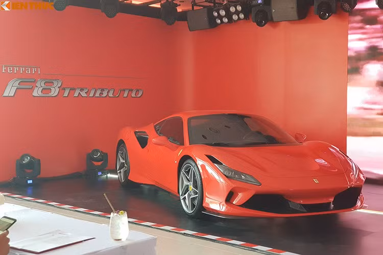 Hiện thông tin Cường Đô la đặt hàng Ferrari F8 Tributo khiến không ít người choáng ngợp. Trước đó, khi ra mắt đại lý siêu xe đã qua sử dụng Ferrari chính hãng tại Việt Nam, mẫu xe Ferrari F8 Tributo cũng được mang về Việt Nam theo diện tạm nhập tái xuất để trưng bày.