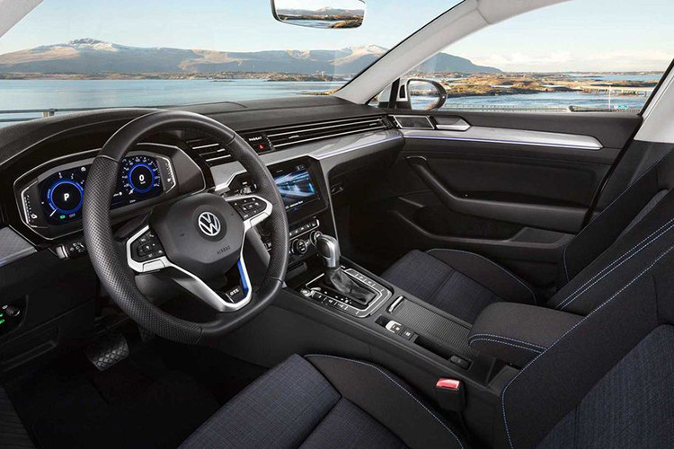 Khoang cabin của Passat 2020 cũng được thay đổi đem đến sự sang trọng hơn. Cụm đồng hồ điện tử hiện đại, màn hình giải trí trung tâm có kích thước 6.5, 8.0, 9.2 inch tùy theo từng phiên bản.