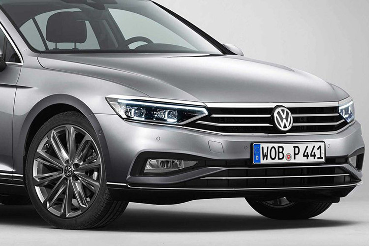 Chi tiết có thể thấy cản trước được làm mới góc cạnh hơn, lưới tản nhiệt cũng được sửa đổi nhẹ nhàng. Điểm ấn tượng nhất chính là cụm đèn pha và đèn hậu LED được đổi mới sử dụng công nghệ LED Matrix hay còn gọi là LED ma trận được chia sẻ từ mẫu SUV Touareg cùng hãng.