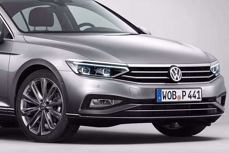 Chi tiết có thể thấy cản trước được làm mới góc cạnh hơn, lưới tản nhiệt cũng được sửa đổi nhẹ nhàng. Điểm ấn tượng nhất chính là cụm đèn pha và đèn hậu LED được đổi mới sử dụng công nghệ LED Matrix hay còn gọi là LED ma trận được chia sẻ từ mẫu SUV Touareg cùng hãng.