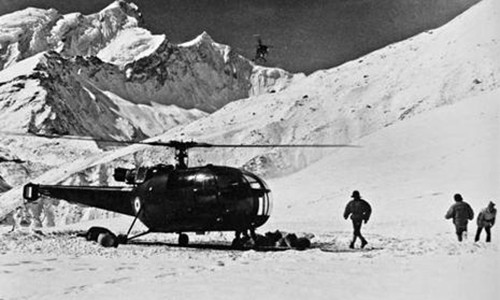 Trực thăng Nga, MI4, hạ cánh tại trại Nanda Kot.
