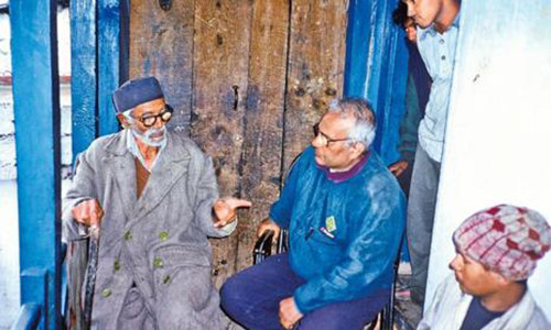 Người làng Diwansingh Butolia (trái) từng làm nhân viên khuân vác hành lý trong sứ mạng năm 1965 lên núi Nanda Devi.