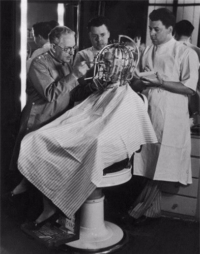 Max Factor đang sử dụng cỗ máy "đẹp từng centimet" để đo chính xác tỷ lệ của đầu và mặt một người phụ nữ năm 1932. Max Factor chính là cha đẻ của nền công nghiệp sản xuất mỹ phẩm hiện đại. 