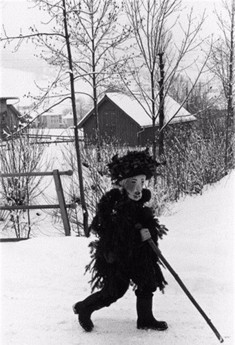 Gương mặt hóa trang có phần ghê rợn của một người đàn ông vùng Appenzell, Thụy Sĩ dịp năm mới.