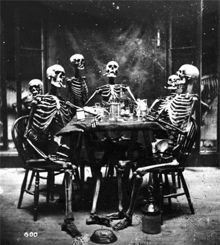 Bức ảnh khiến bất cứ ai cũng phải sởn gai ốc khi 6 bộ xương ngồi hút thuốc quanh một bàn ăn tối năm 1865. 