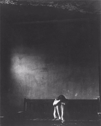 Cảnh tượng ám ảnh và trầm uất bên trong một trại thương điên thế kỷ 20.