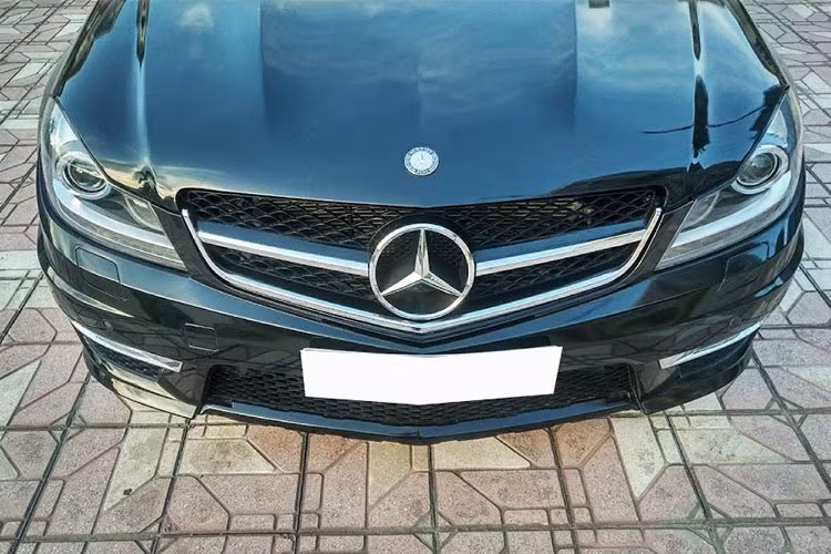 Chiếc C230 Avantgarde đang rao bán được đăng ký lần đầu vào năm 2009. Mặc dù không tiết lộ số km đã đi, tuy nhiên ngoại thất mẫu xe này vẫn còn khá chắc chắn, và đã được nâng cấp lên form 2011 thể thao hơn. Nổi bật nhất chính là cụm đèn pha xếch về phía sau và body kit thể thao.