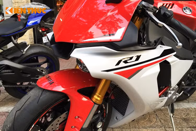 Cụm đèn pha và kính chắn gió phía trước chia sẻ từ thiết kế của mẫu M1 trên đường đua MotoGP. Đèn pha dạng LED mới bên cạnh hệ thống đèn xi-nhan, đèn hậu cũng sử dụng bóng LED.