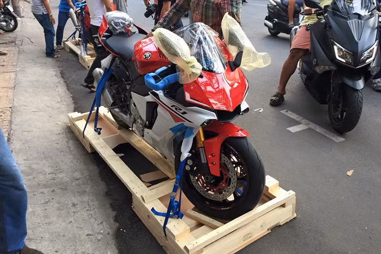 YZF-R1 2015 là bản nâng cấp với sức mạnh 200 mã lực sử dụng động cơ crossplane 4 xi-lanh dung tích 998cc. YZF-R1 mới tập trung vào sức mạnh điện tử với công nghệ kiểm soát độ bám đường, kiểm soát trượt...