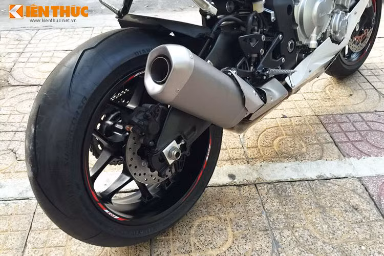 Ống xả hoàn toàn mới được đặt dưới gầm và cổ pô bên hông, thay cho cặp ống xả kẹp hai bên yên trên thế hệ cũ.