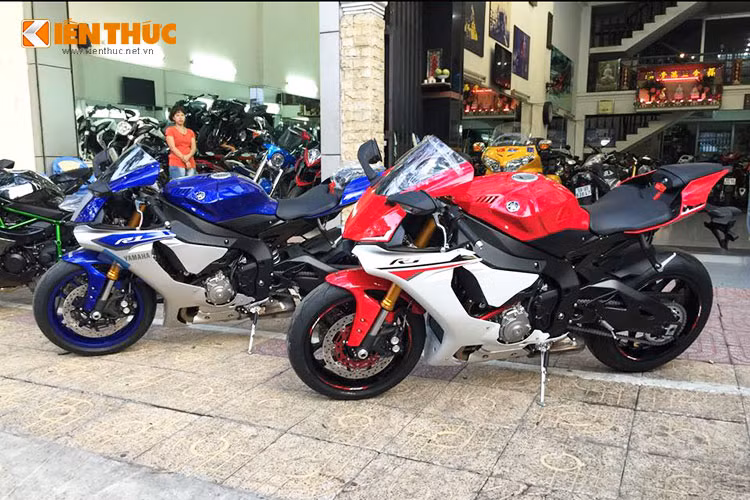 Đây là hai chiếc siêu môtô Yamaha YZF-R1 2015 được loạt khách hàng thứ hai tại Việt Nam đặt mua từ một đại lý môtô Pkl tại TP HCM.