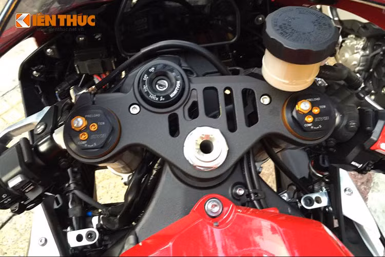 Bảng đồng hồ điện tử hoàn toàn là một màn hình tinh thể lỏng 4,2 inch thể hiện đầy đủ các thông số kỹ thuật của chiếc superbike.