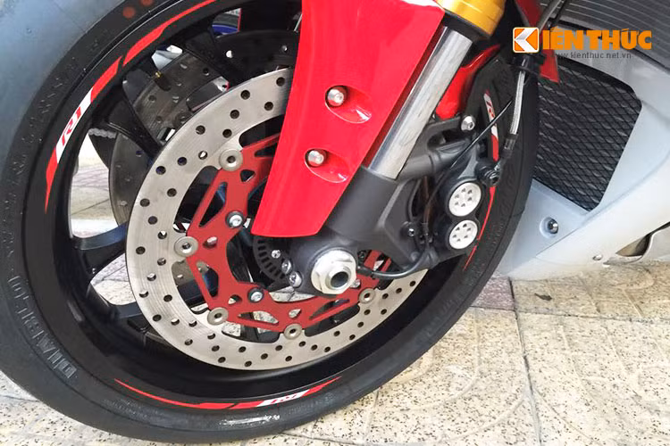 Hệ thống giảm xóc trước đường kính 43 mm với hành trình piston 120 mm, giảm xóc sau dạng trụ đơn cũng có thể điều chỉnh.