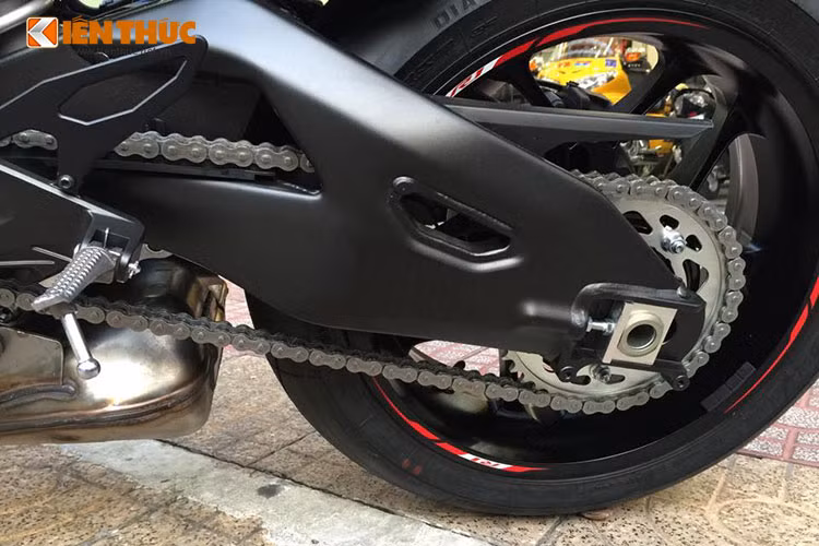 YZF-R1 2015 với những nâng cấp ở hệ thống khung sườn để đảm bảo xe cân bằng, ổn định hơn khi vào cua, cải tiến này cũng được rút ra từ đường đua MotoGP.