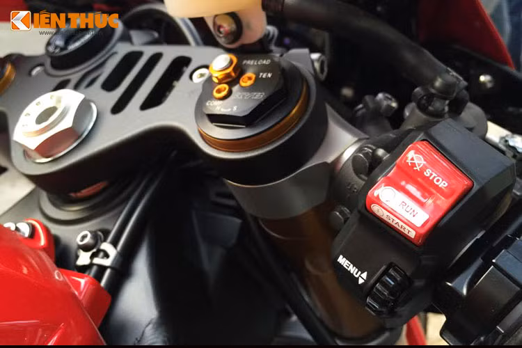 Cụm công tắc bên phải bao gồm hệ thống khởi động điện tử, menu lựa chọn chế độ.