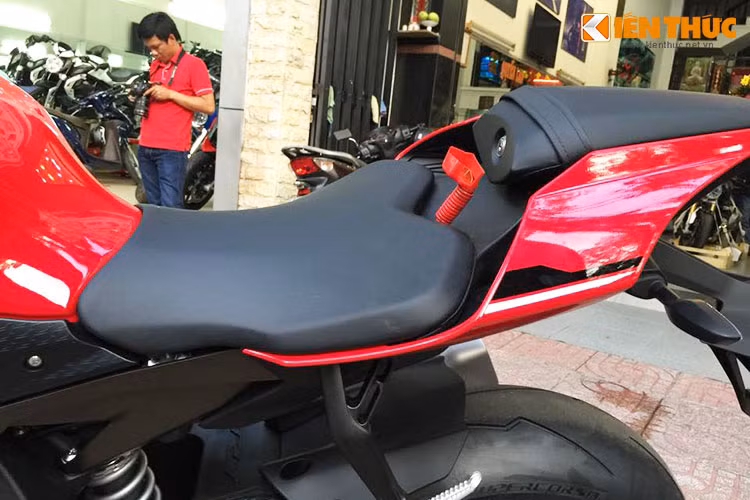 Yên xe thiết kế kiểu dáng mai mảnh thể thao, đủ chỗ cho hai người ngồi với chiều cao yên 855 mm.