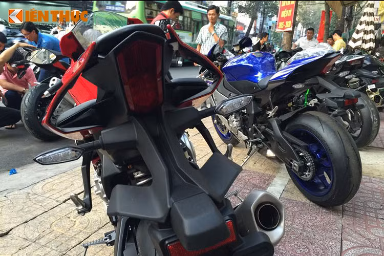 Hai chiếc Yamaha YZF-R1 2015 với hai màu khác nhau, một chiếc màu xanh và chiếc còn lại mang màu đỏ.